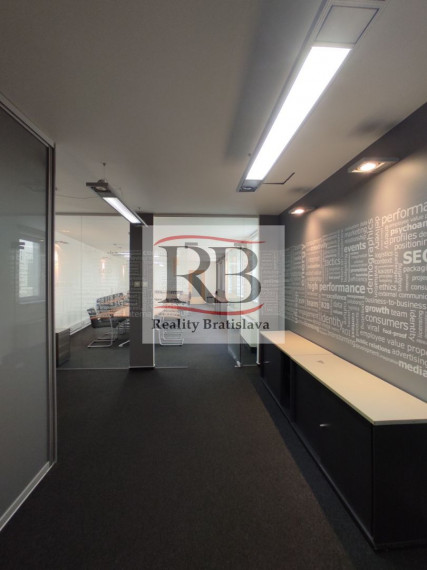 Kancelársky celok v reprezentatívnom historickom objekte v centre, 145 m2