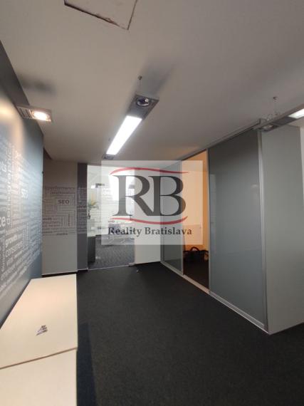 Kancelársky celok v reprezentatívnom historickom objekte v centre, 145 m2