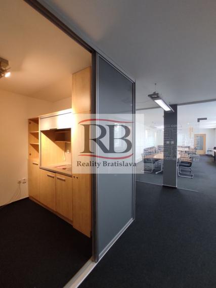 Kancelársky celok v reprezentatívnom historickom objekte v centre, 145 m2