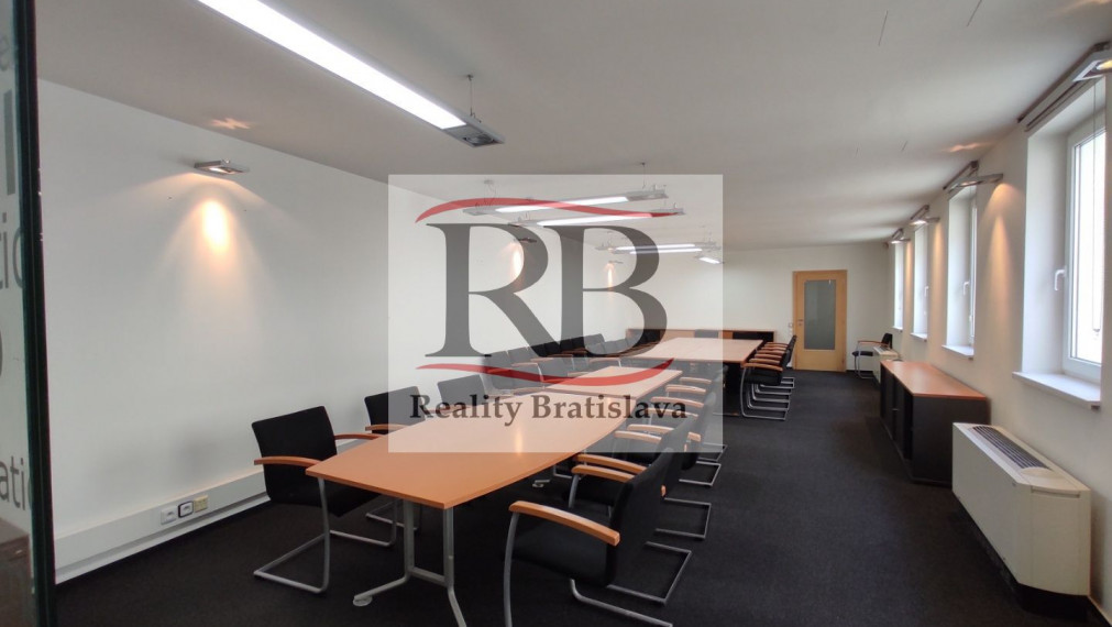 Kancelársky celok v reprezentatívnom historickom objekte v centre, 145 m2