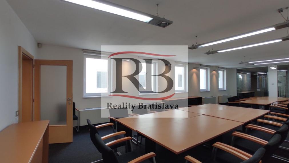Kancelársky celok v reprezentatívnom historickom objekte v centre, 145 m2