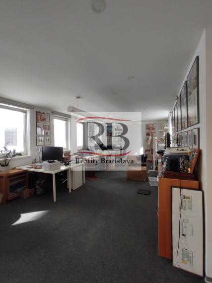 Svetlá 2-kancelária s kuchynkou v reprezentatívnom historickom objekte v centre, 70,80 m2