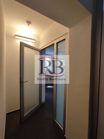 Svetlá 2-kancelária s kuchynkou v reprezentatívnom historickom objekte v centre, 70,80 m2