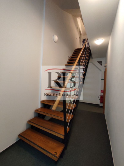 Kancelársky celok v reprezentatívnom historickom objekte v centre, 193,8 m2