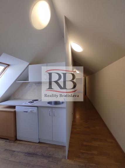 Kancelársky celok v reprezentatívnom historickom objekte v centre, 193,8 m2