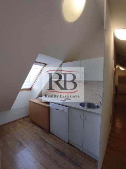 Kancelársky celok v reprezentatívnom historickom objekte v centre, 193,8 m2