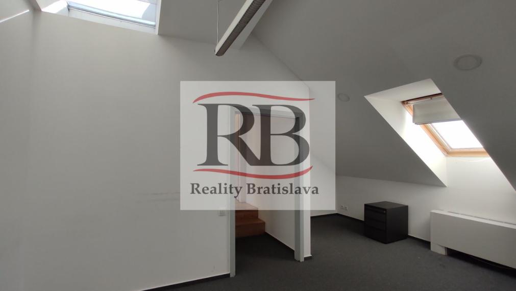 Kancelársky celok v reprezentatívnom historickom objekte v centre, 193,8 m2