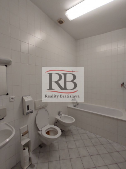 Kancelársky celok v reprezentatívnom historickom objekte v centre, 193,8 m2