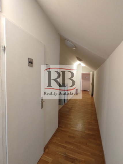 Kancelársky celok v reprezentatívnom historickom objekte v centre, 193,8 m2