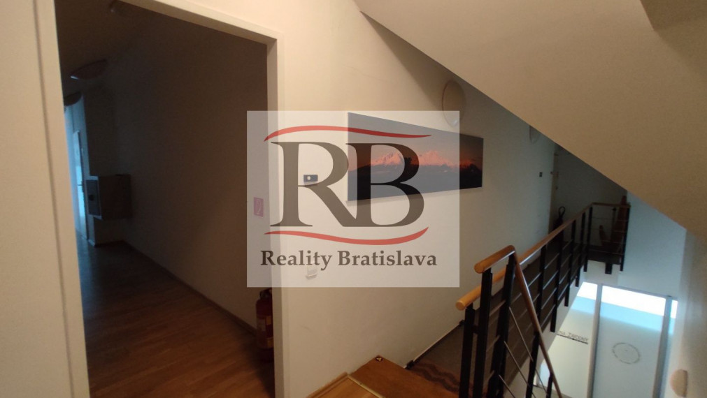 Kancelársky celok v reprezentatívnom historickom objekte v centre, 125 m2