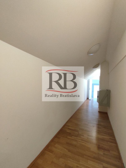 Kancelársky celok v reprezentatívnom historickom objekte v centre, 125 m2