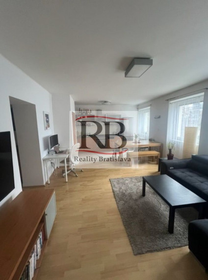 Na predaj svetlý 2-izbový byt v srdci Starého Mesta – Hollého ulica