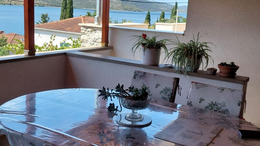Trogir, Seget Vranjica – Vila s 3 apartmánmi