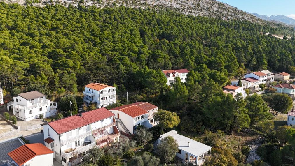 Dom s tromi apartmánmi v centre, Starigrad Paklenica