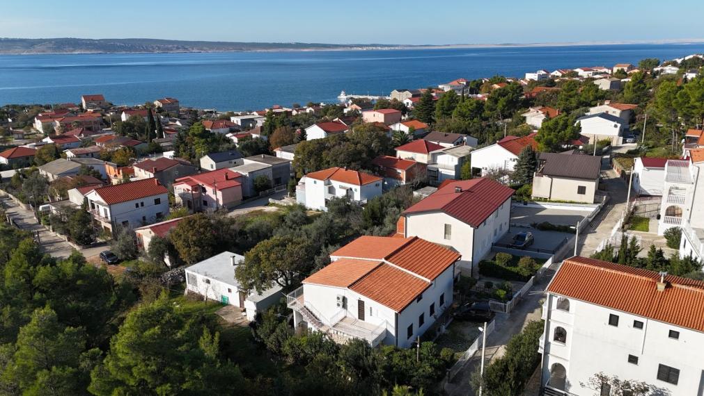 Dom s tromi apartmánmi v centre, Starigrad Paklenica