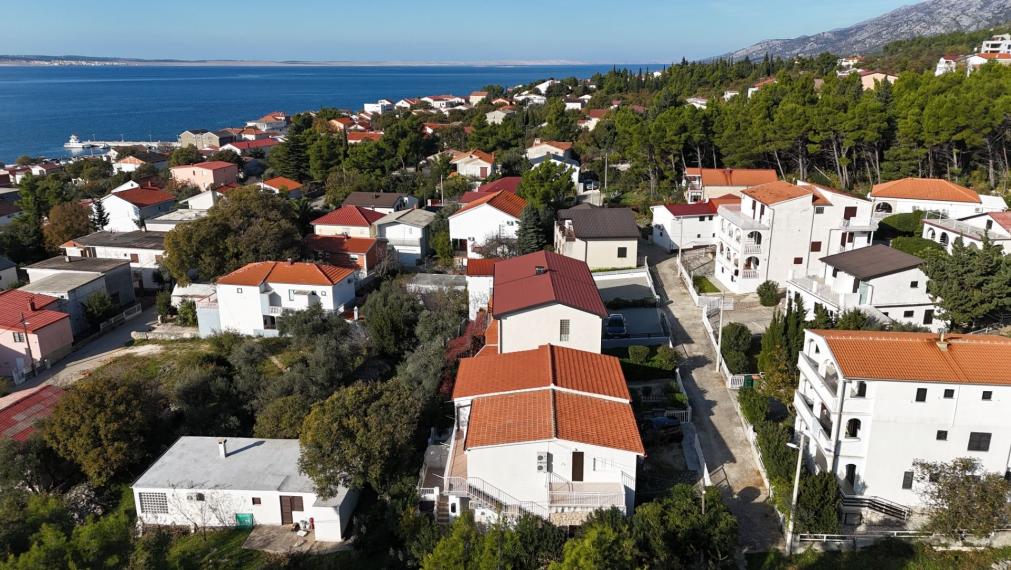 Dom s tromi apartmánmi v centre, Starigrad Paklenica