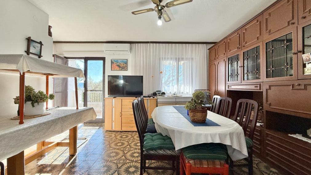 Dom s tromi apartmánmi v centre, Starigrad Paklenica