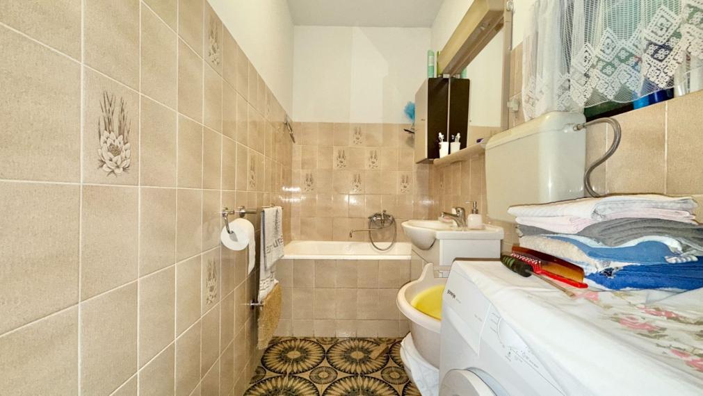 Dom s tromi apartmánmi v centre, Starigrad Paklenica