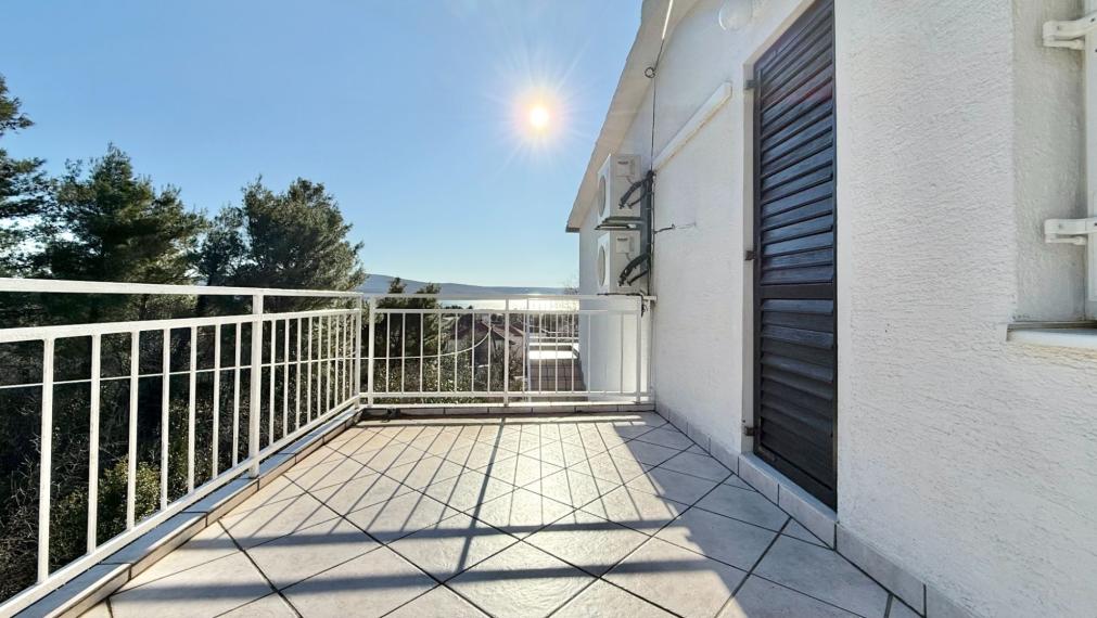 Dom s tromi apartmánmi v centre, Starigrad Paklenica