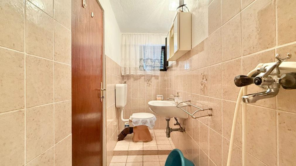 Dom s tromi apartmánmi v centre, Starigrad Paklenica