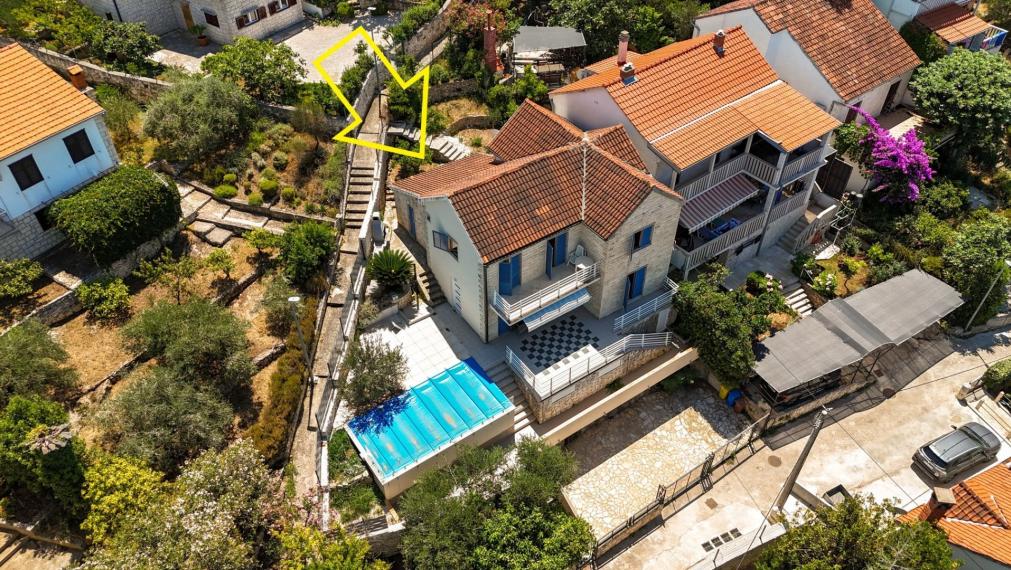 Priestranný dom s výhľadom na more, atraktívna lokalita, Splitska, ostrov Brač