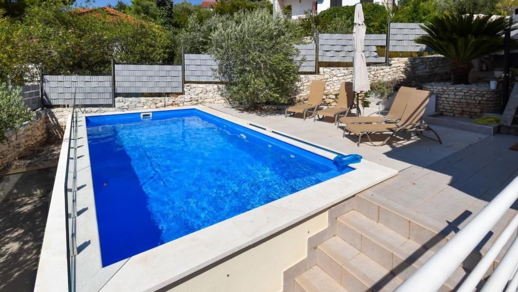 Priestranný dom s výhľadom na more, atraktívna lokalita, Splitska, ostrov Brač