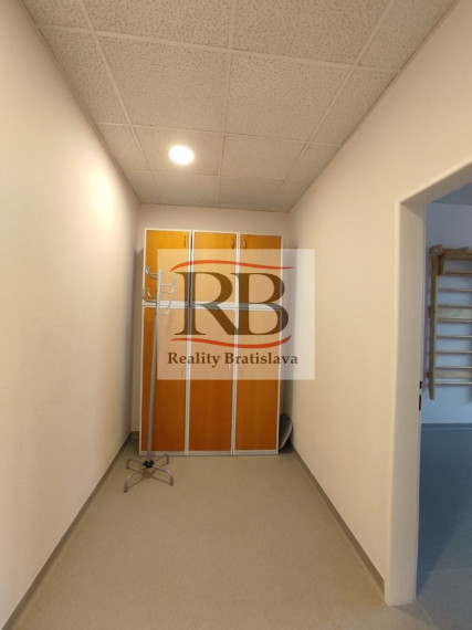 Priestory vhodné na fyzio, masáže, kliniku s parkovaním na Bajkalskej ulici, BAII, 394m2