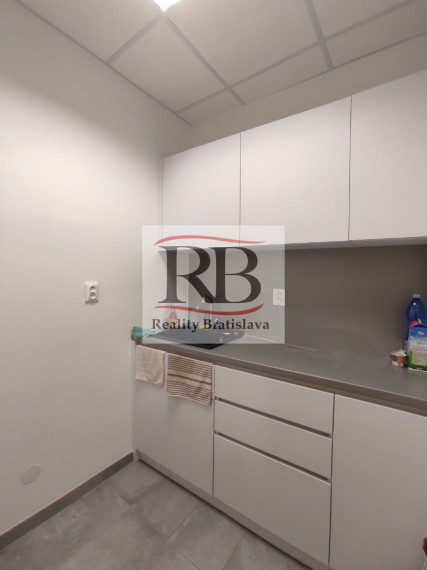 Priestory vhodné na fyzio, masáže, kliniku s parkovaním na Bajkalskej ulici, BAII, 394m2