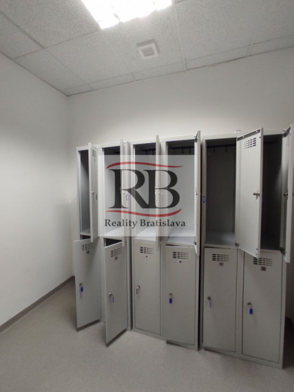 Priestory vhodné na fyzio, masáže, kliniku s parkovaním na Bajkalskej ulici, BAII, 394m2