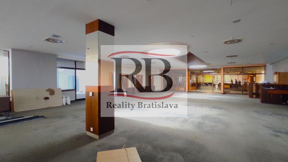 Kongresová sála, lobby, kuchyňa, jedáleň a príslušenstvo, ex Holiday Inn, 3.000m2