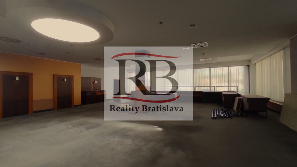 Kongresová sála, lobby, kuchyňa, jedáleň a príslušenstvo, ex Holiday Inn, 3.000m2