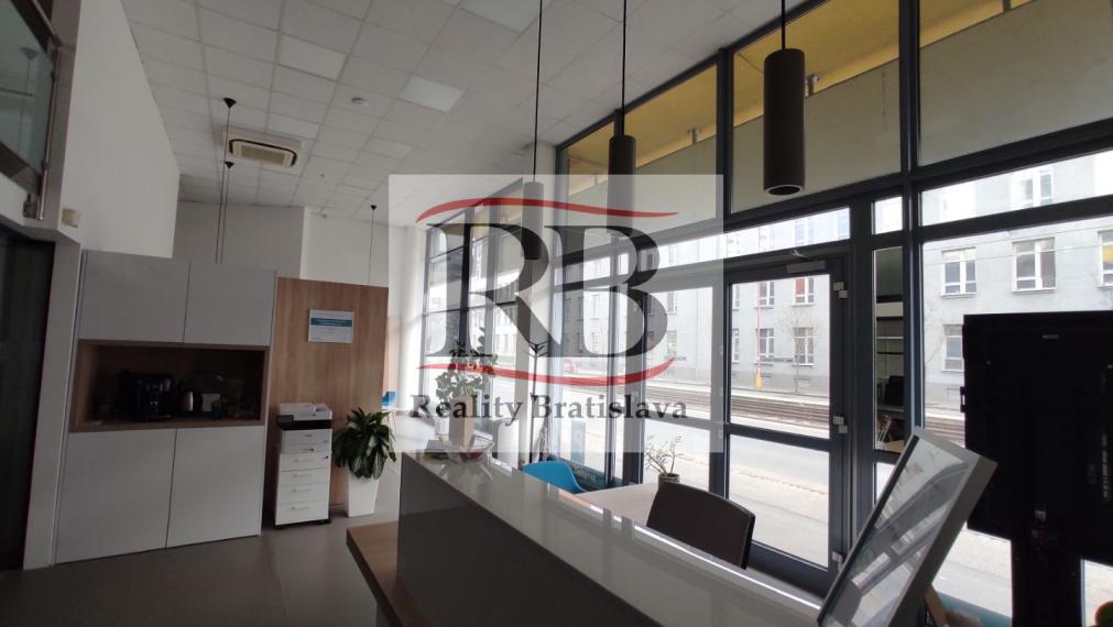Obchodno-administratívny priestor s preskleným výkladom na Račiansku ulicu, 140m2