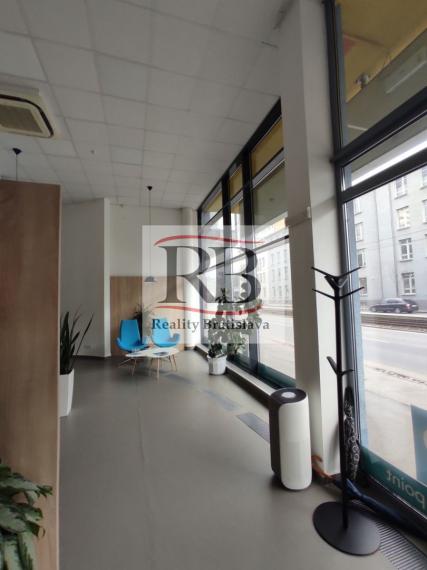 Obchodno-administratívny priestor s preskleným výkladom na Račiansku ulicu, 140m2