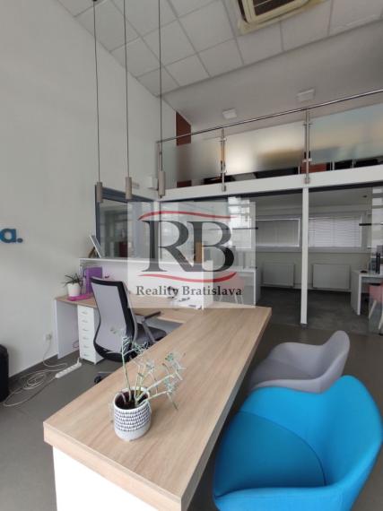 Obchodno-administratívny priestor s preskleným výkladom na Račiansku ulicu, 140m2