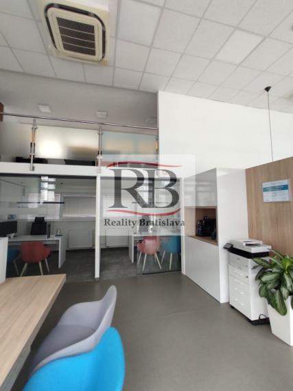 Obchodno-administratívny priestor s preskleným výkladom na Račiansku ulicu, 140m2