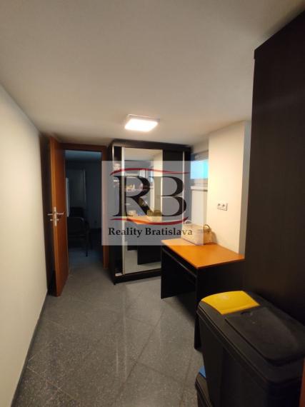 Obchodno-administratívny priestor s preskleným výkladom na Račiansku ulicu, 140m2