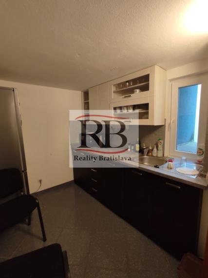 Obchodno-administratívny priestor s preskleným výkladom na Račiansku ulicu, 140m2