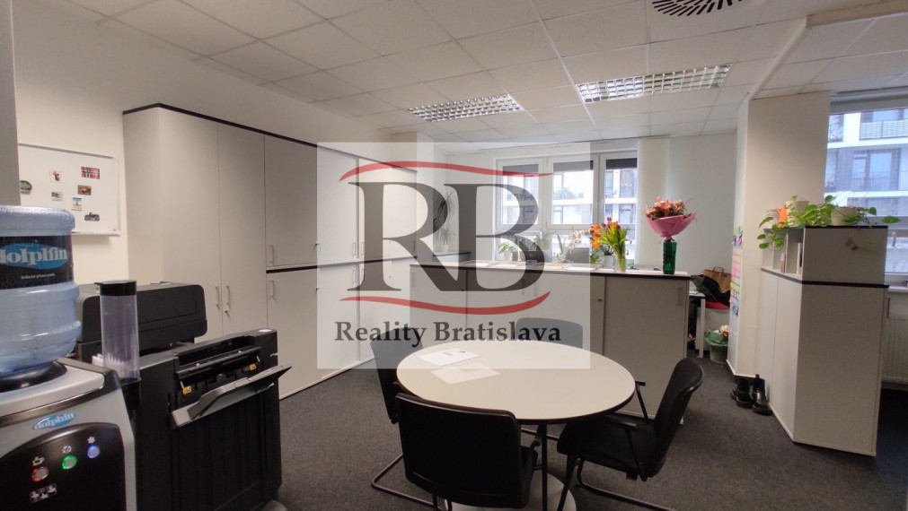 Administratívny celok 4 kancelárií 200m2, s terasou a parkovaním, Račianska ulica, BA3