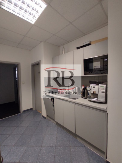 Administratívny celok 4 kancelárií 200m2, s terasou a parkovaním, Račianska ulica, BA3