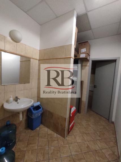 Administratívny celok 4 kancelárií 200m2, s terasou a parkovaním, Račianska ulica, BA3