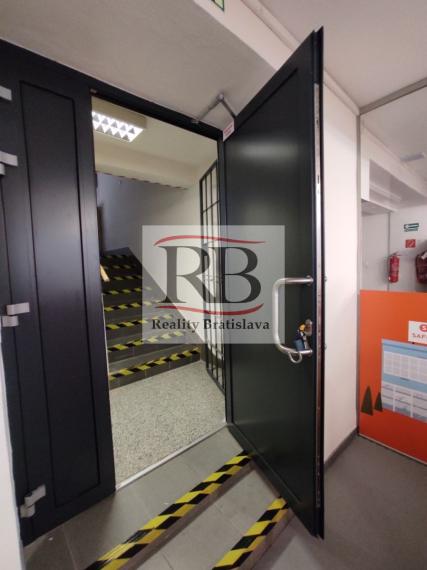 Obchodno-servisno skladový priestor na Račianskej ulici v Novom Meste, 140 m2