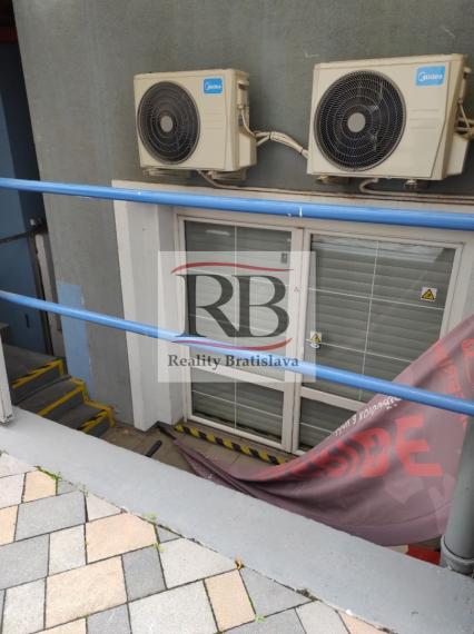 Obchodno-servisno skladový priestor na Račianskej ulici v Novom Meste, 140 m2