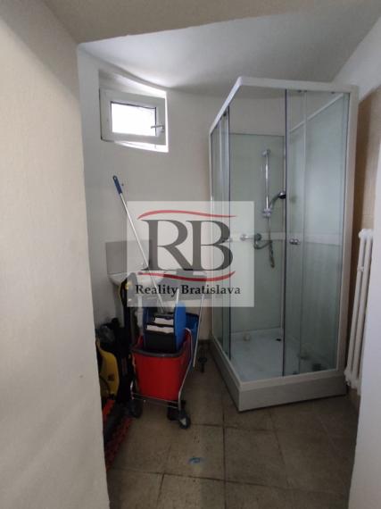 Obchodno-servisno skladový priestor na Račianskej ulici v Novom Meste, 140 m2