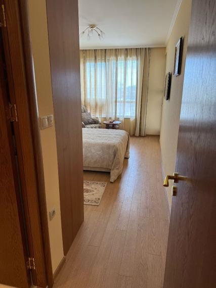 Skvelý trojizbový apartmán s výhľadom na more, nachádzajúci sa v jednom z najkrajších prímorských letovísk Bulharska – Zlaté piesky!