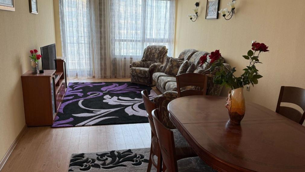 Skvelý trojizbový apartmán s výhľadom na more, nachádzajúci sa v jednom z najkrajších prímorských letovísk Bulharska – Zlaté piesky!