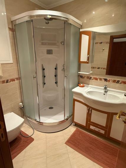 Skvelý trojizbový apartmán s výhľadom na more, nachádzajúci sa v jednom z najkrajších prímorských letovísk Bulharska – Zlaté piesky!