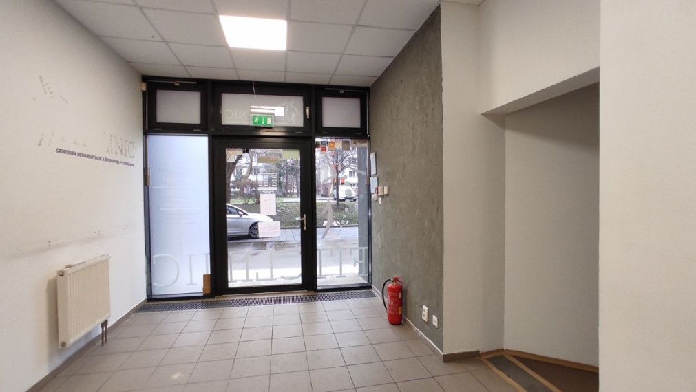 300m2 priestor so ZDRAVOTNÍCKYM ŠTANDARDOM, vysokými stropmi, 2 vstupmi a parkovaním, Hotel Bratislava TOP