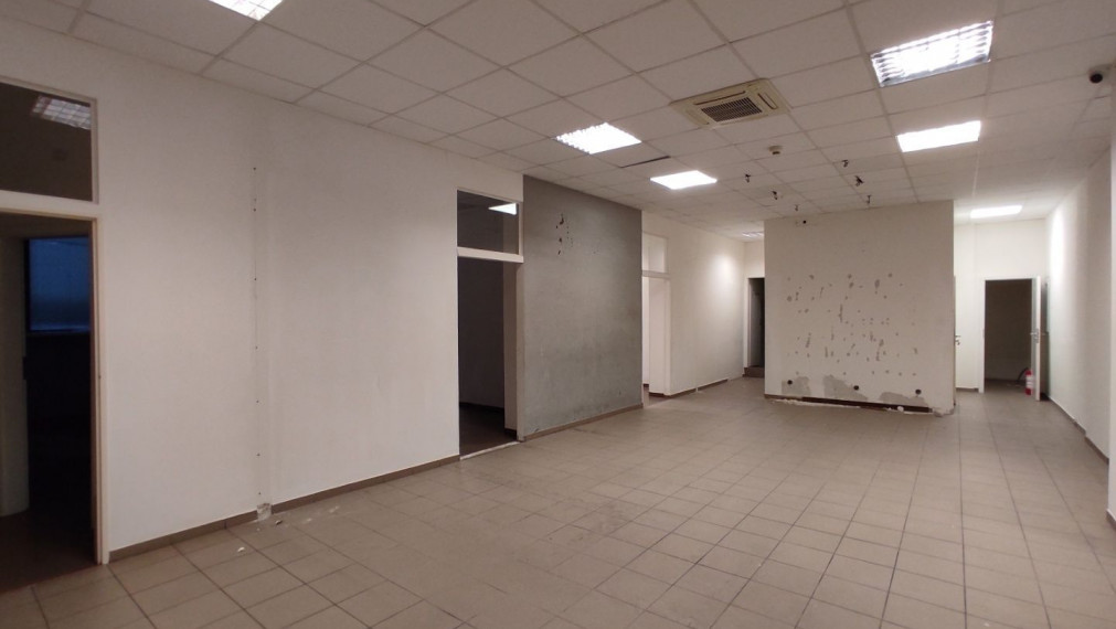 300m2 priestor so ZDRAVOTNÍCKYM ŠTANDARDOM, vysokými stropmi, 2 vstupmi a parkovaním, Hotel Bratislava TOP