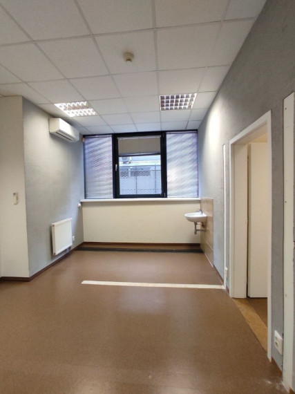 300m2 priestor so ZDRAVOTNÍCKYM ŠTANDARDOM, vysokými stropmi, 2 vstupmi a parkovaním, Hotel Bratislava TOP