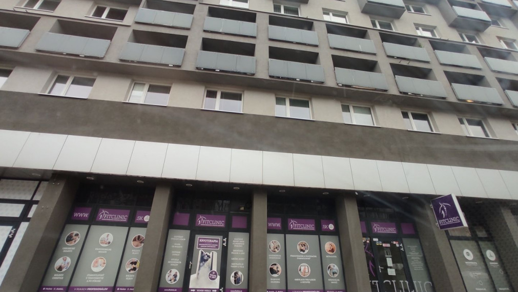 300m2 priestor so ZDRAVOTNÍCKYM ŠTANDARDOM, vysokými stropmi, 2 vstupmi a parkovaním, Hotel Bratislava TOP